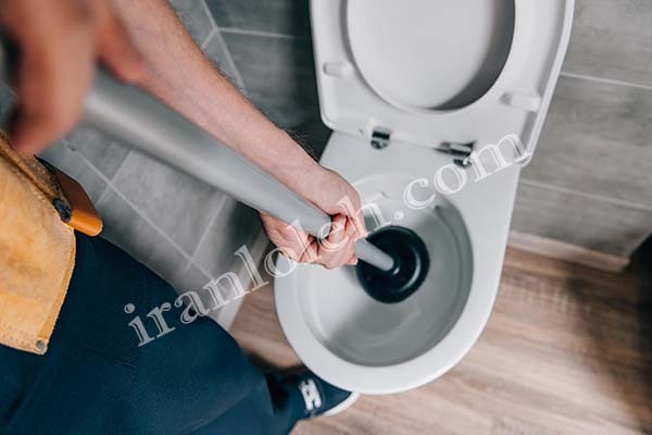 رفع مشکل گرفتگی توالت فرنگی به کمک تلمبه دستی